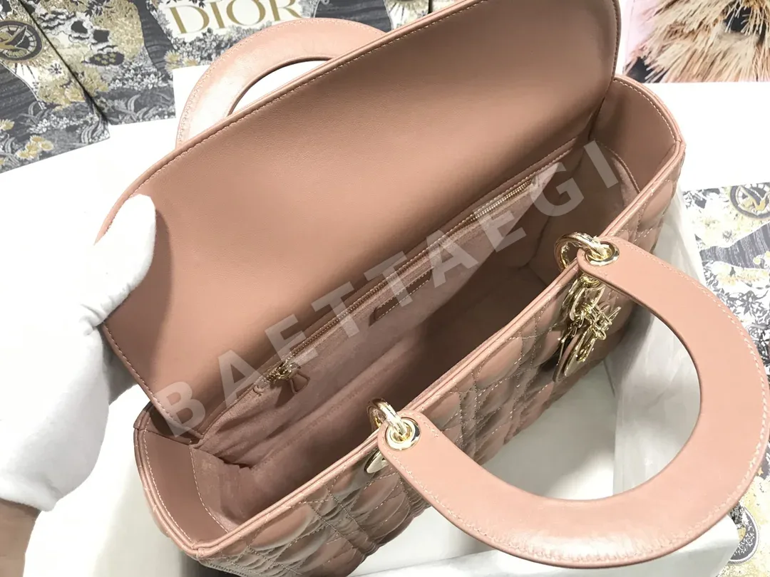 디올 레이디 7 컴파트먼트 램스킨 플립 가방 상세 이미지 8
