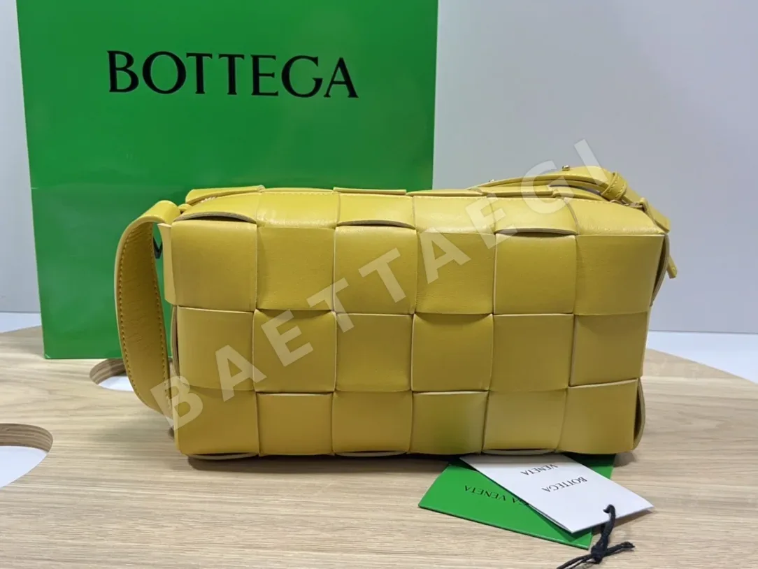 보테가베네타 브릭 램스킨 카세트 언더암 가방 상세 이미지 2