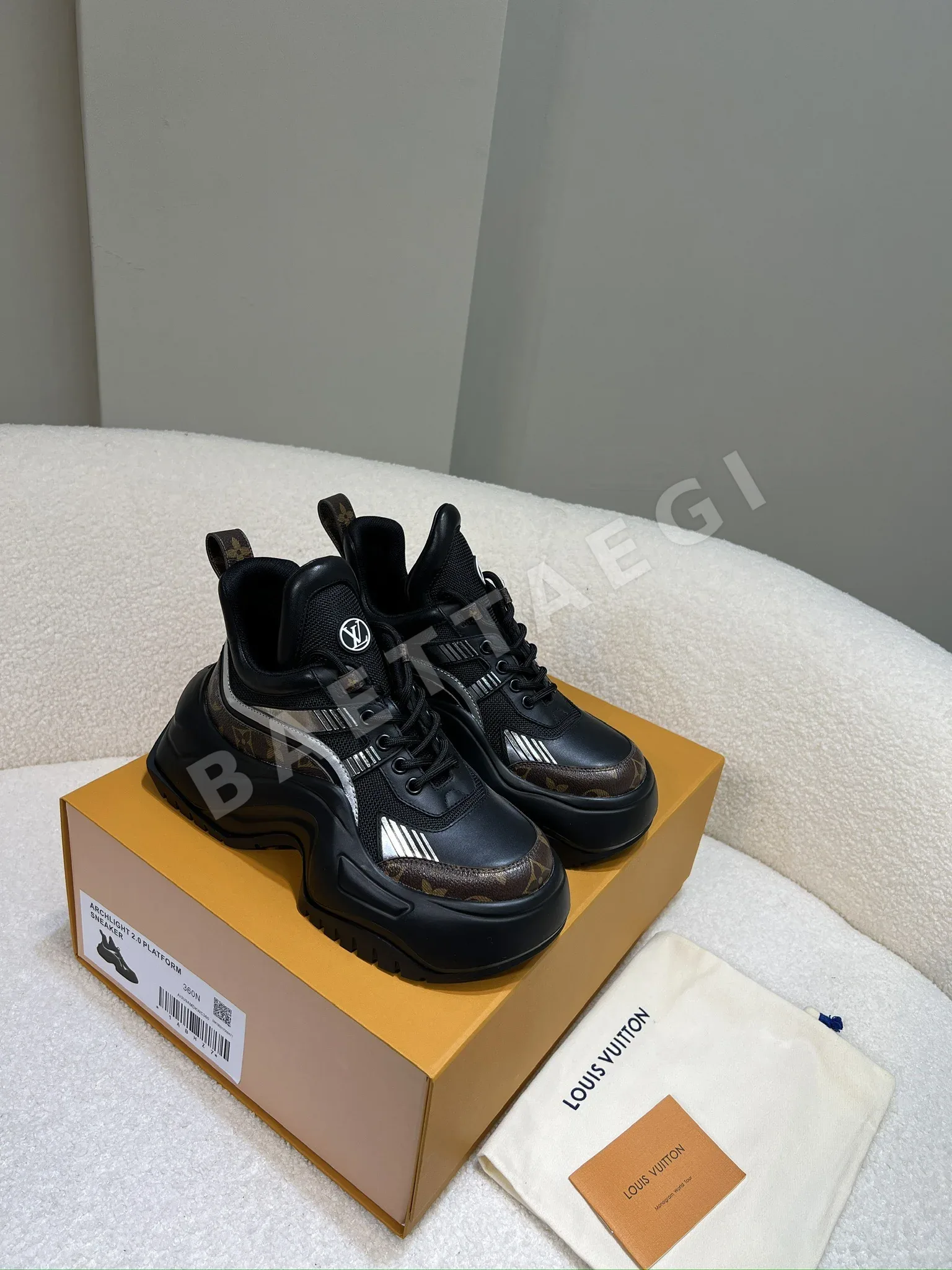 루이비통 LV 아치라이트 메탈릭 청키 스니커즈 94341