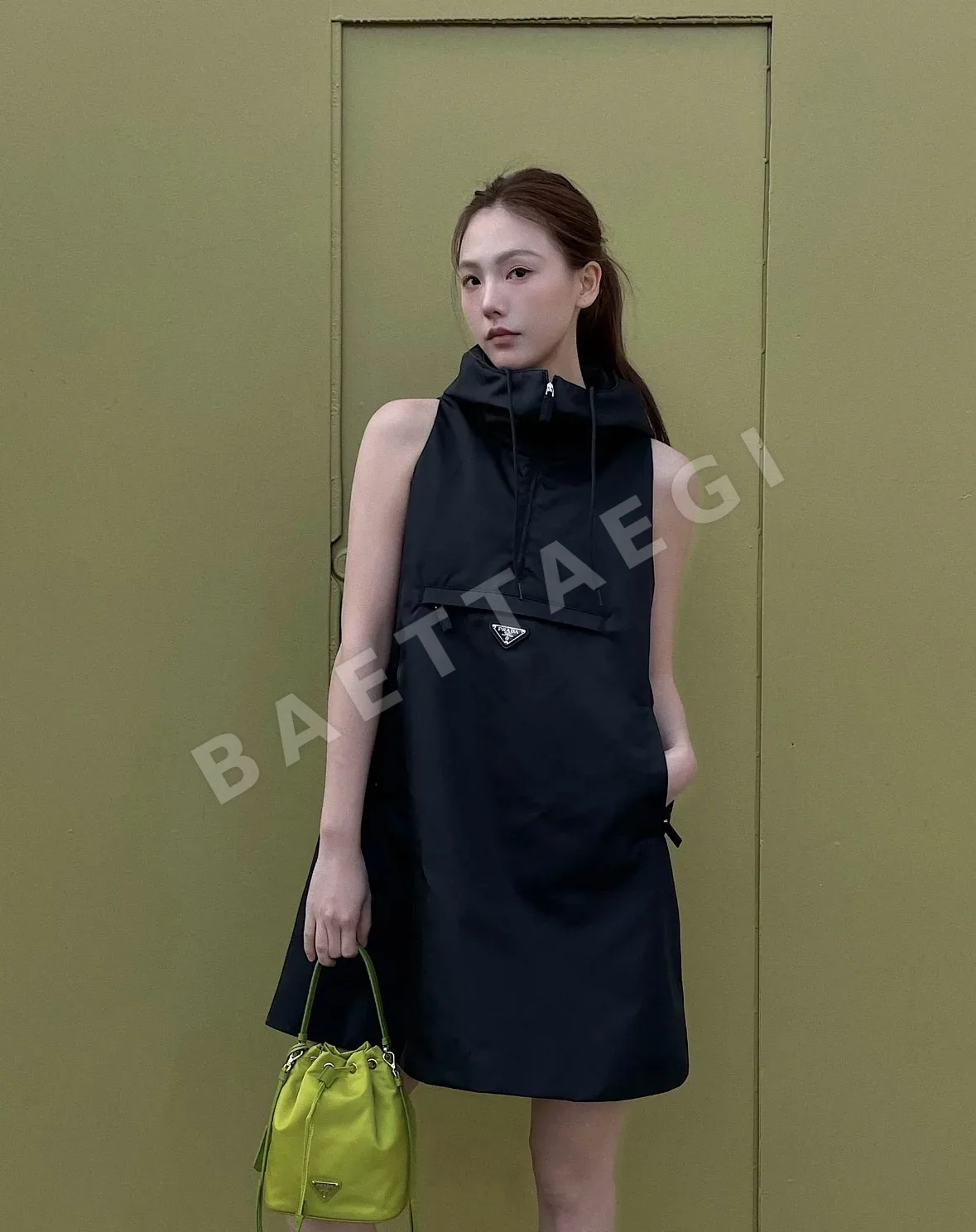 프라다 나일론 민소매 후드 원피스 상세 이미지 7
