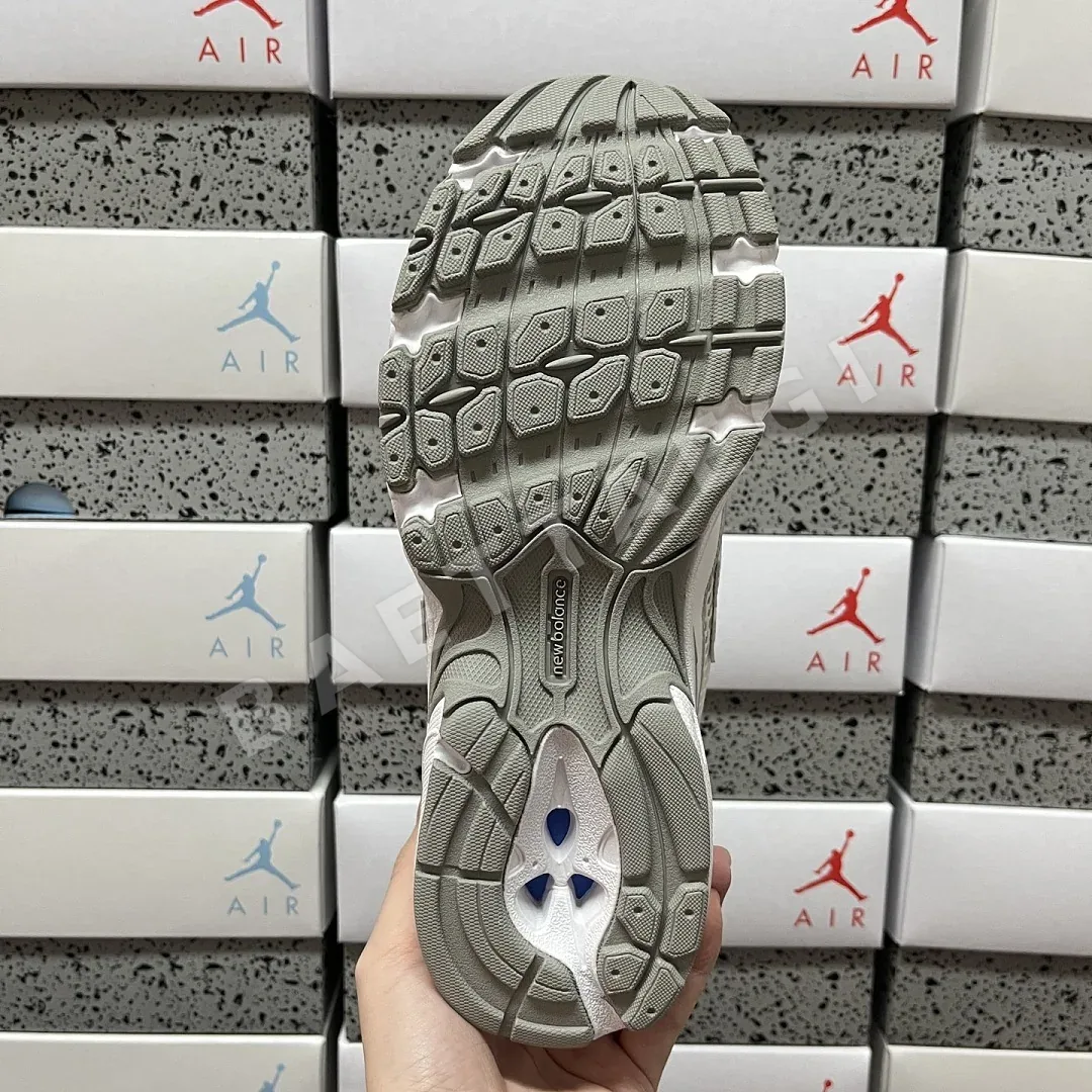 뉴발란스 [XY] 740v2 U740WM2 202064 New Balance 740v2 White Silver Reflection 상세 이미지 4