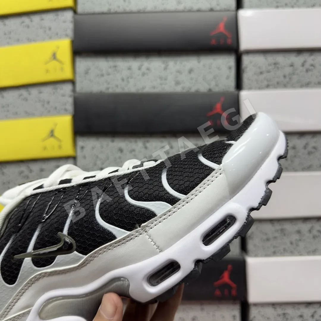 나이키 [BD] 에어 맥스 플러스 CT1094-102 201908 Nike Air Max Plus White Black Metallic 상세 이미지 4