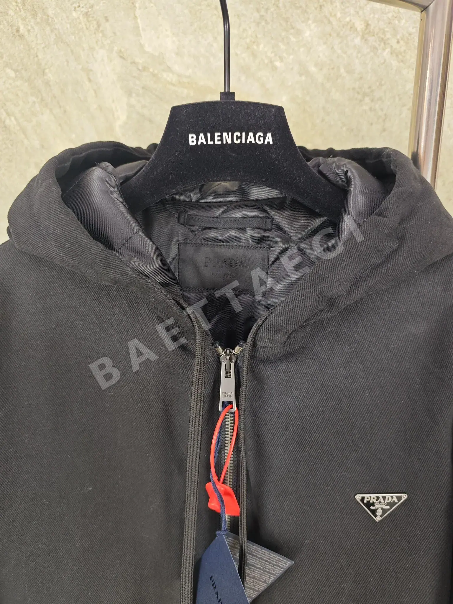 프라다 트라이앵글 로고 후드 자켓 상세 이미지 3