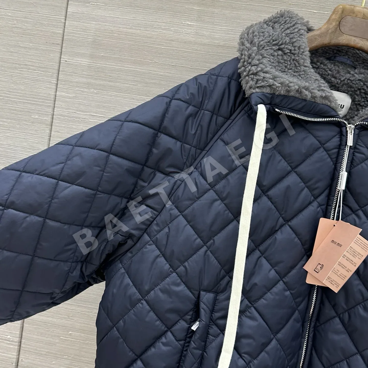 미우미우 테디 플리스 자수 다운 자켓 상세 이미지 3