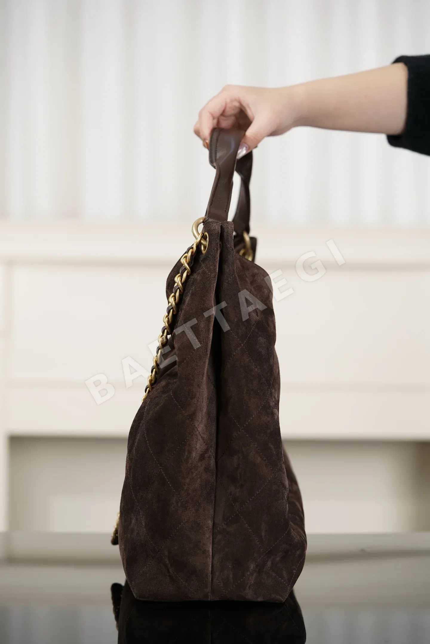 샤넬 스웨이드 맥시 숄더백 상세 이미지 7