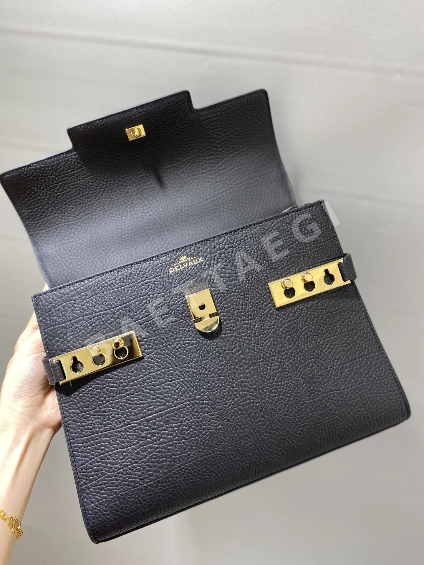 델보 템페스트 MM 소가죽 넥 레더 가방 상세 이미지 7
