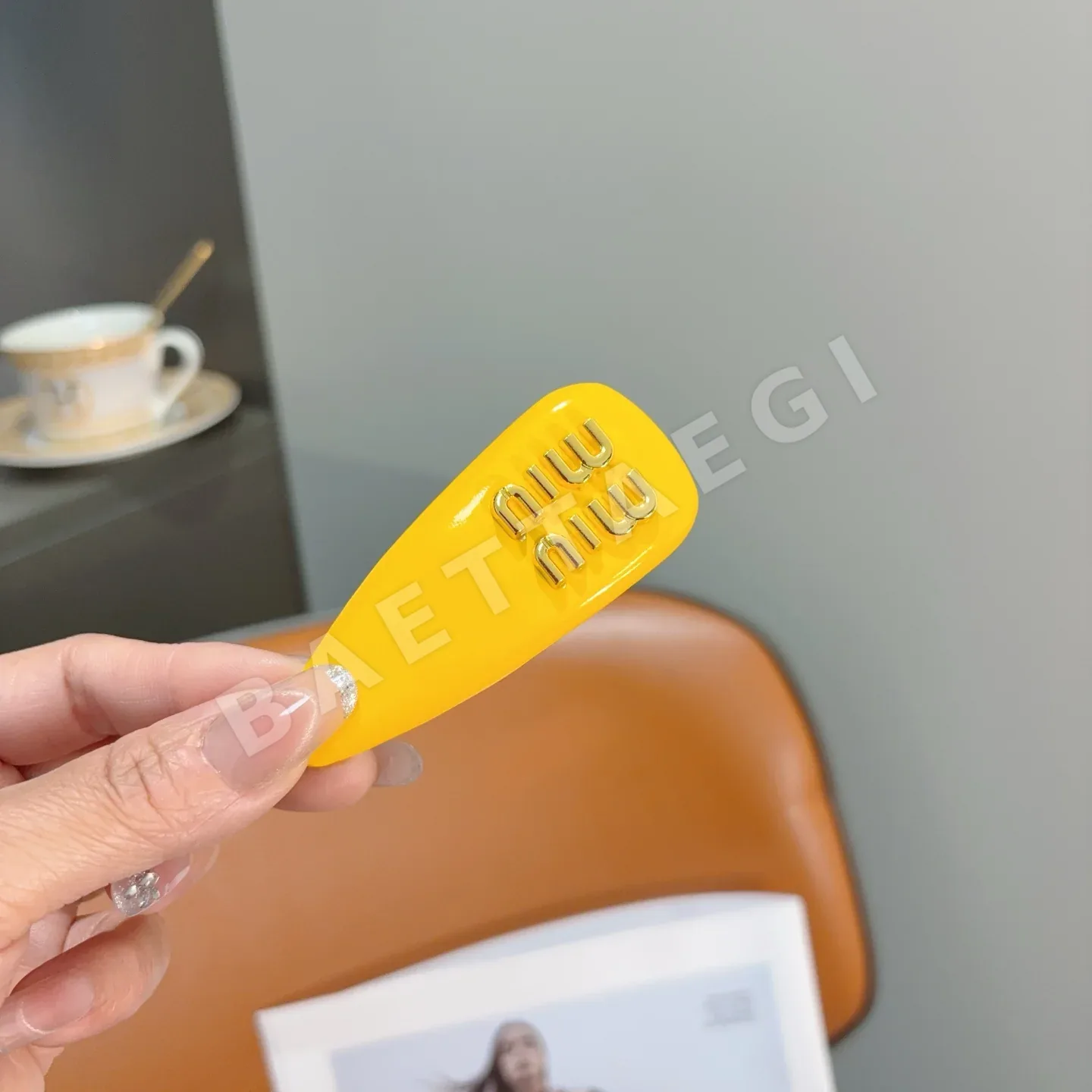 미우미우 램스킨 레터 로고 헤어 클립 183797