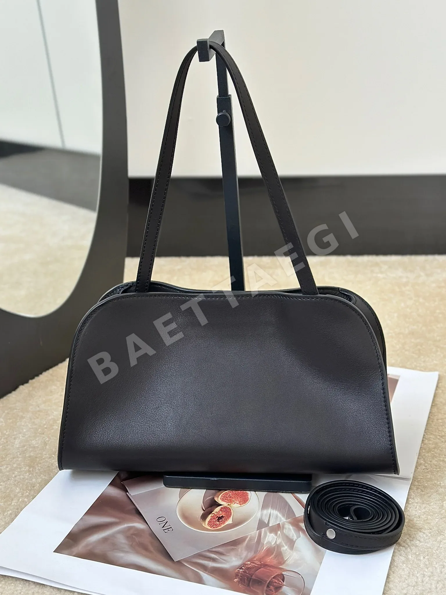 더로우 페기 미니 클러치 가방 상세 이미지 2