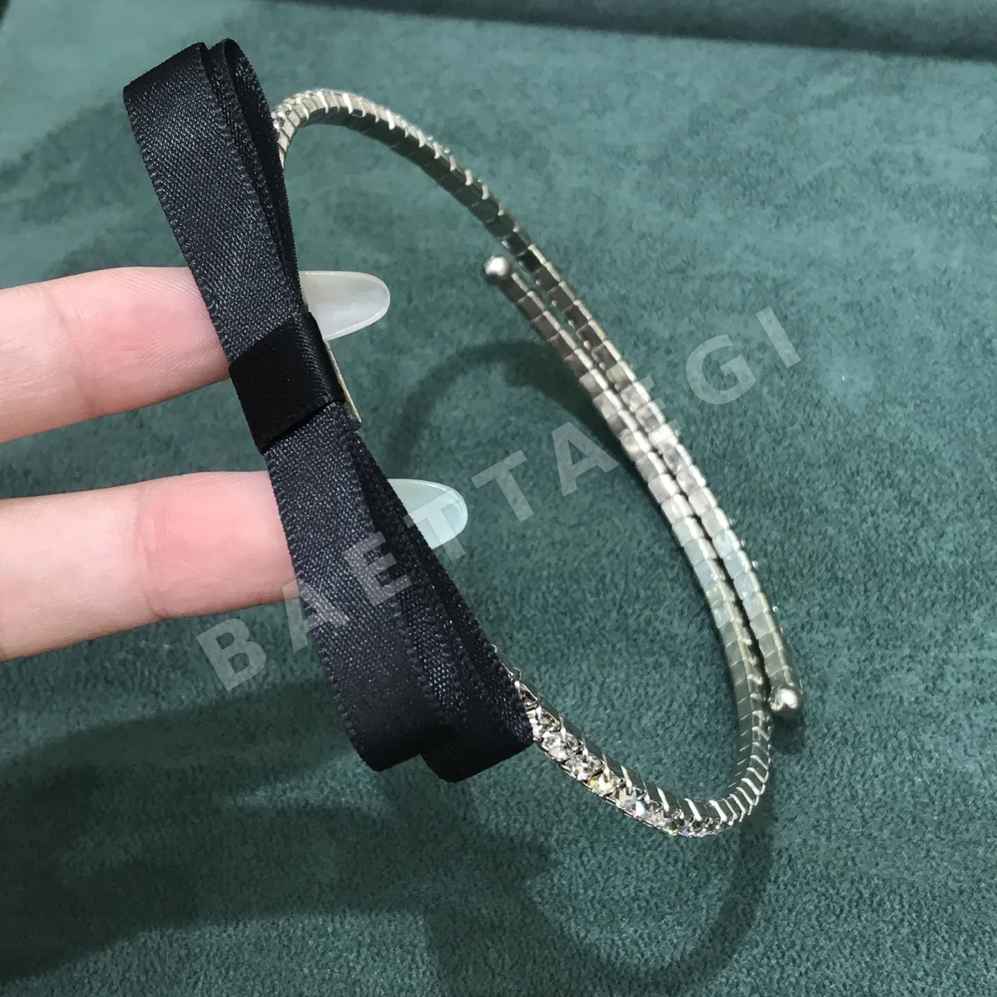 미우미우 다이아몬드 장식 초커 목걸이 상세 이미지 7