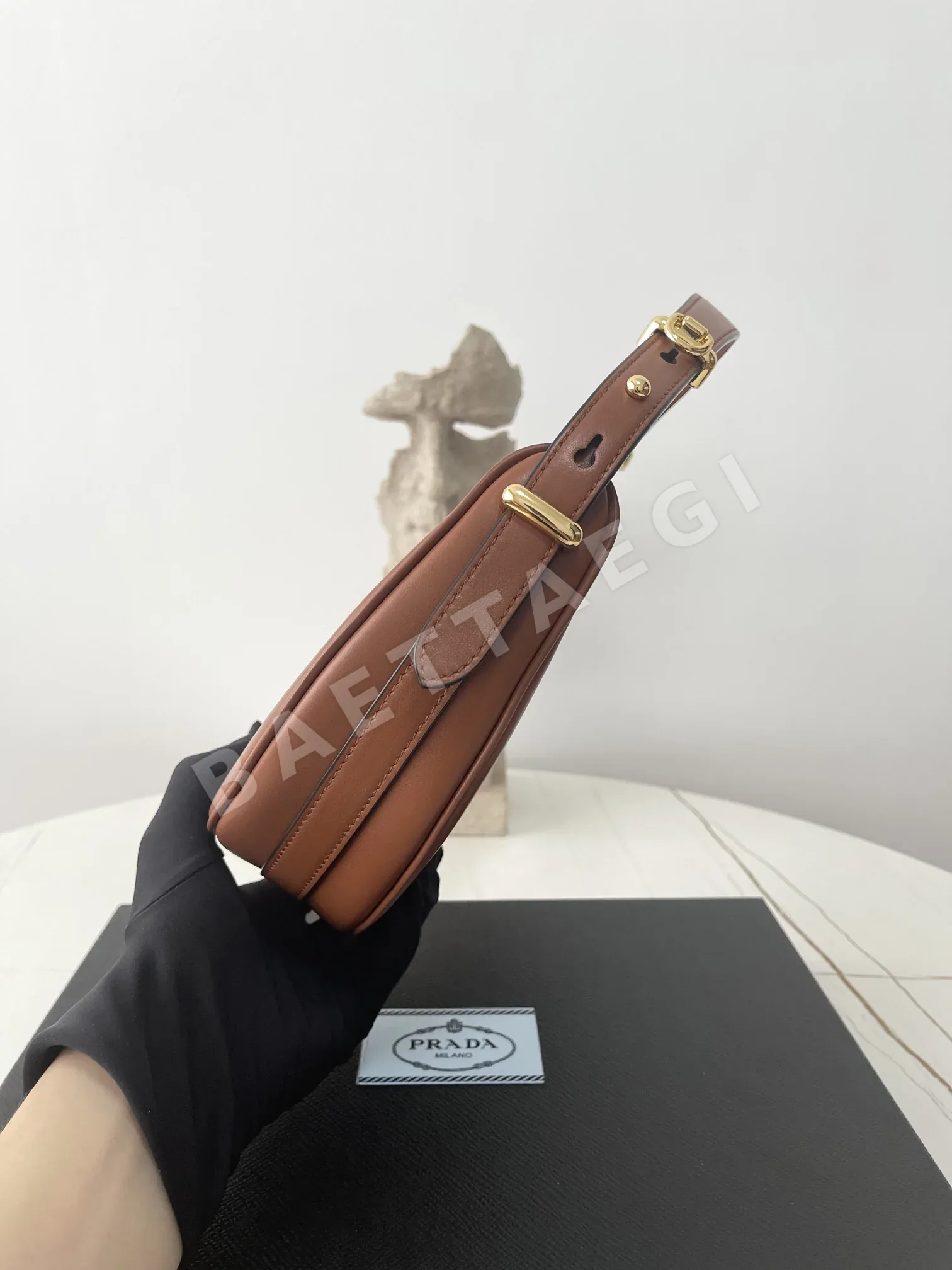 생로랑 픽스넷 스타 앤 문 천연 소가죽 가방 상세 이미지 3
