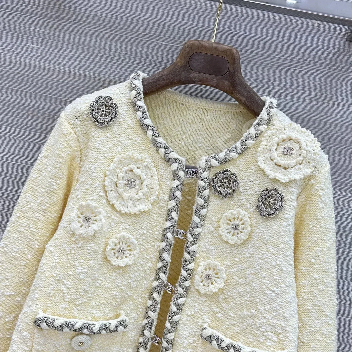 샤넬 코코 레트로 카멜리아 비즈 자수 니트 자켓 상세 이미지 3