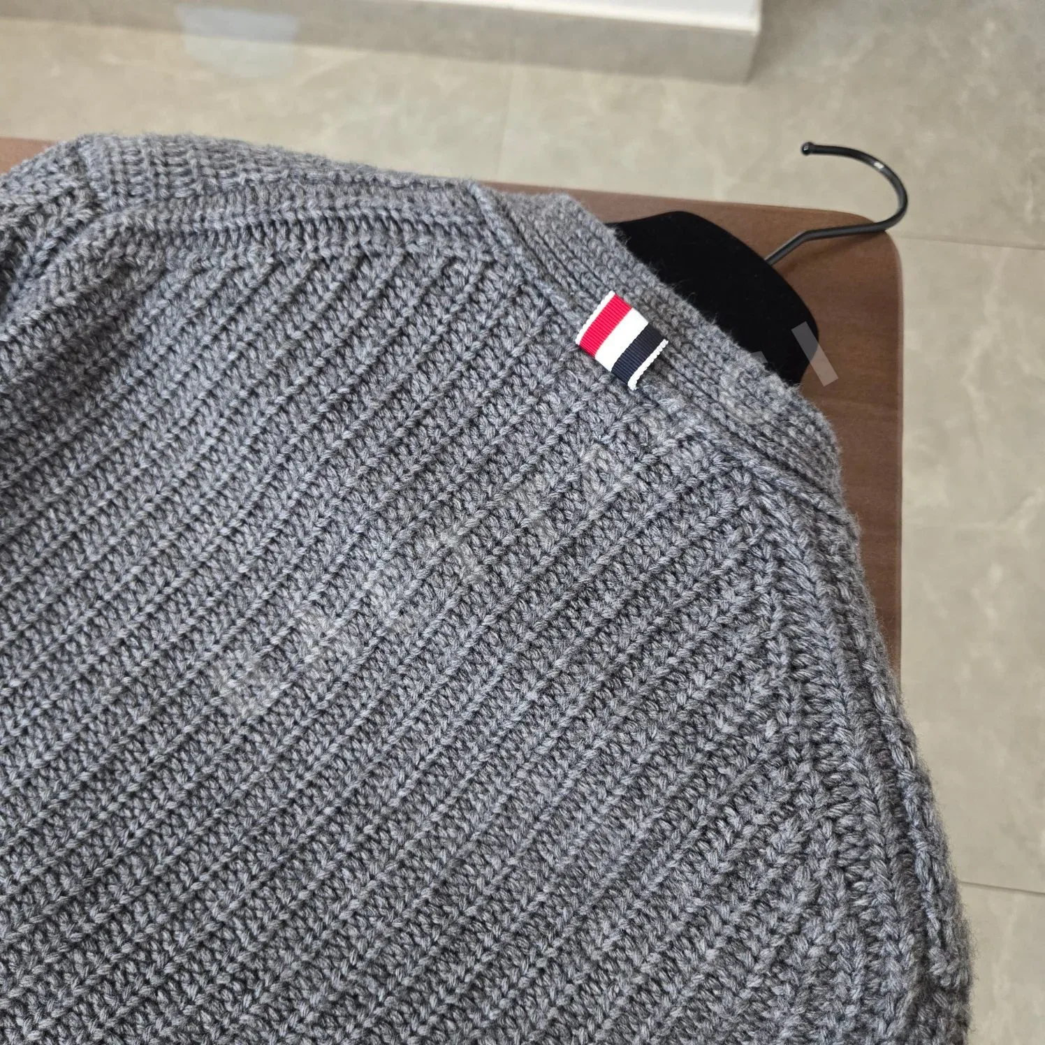톰브라운 TB 24/FW 네 줄무늬 두꺼운 니트 가디건 5372 Thom Browne 상세 이미지 6