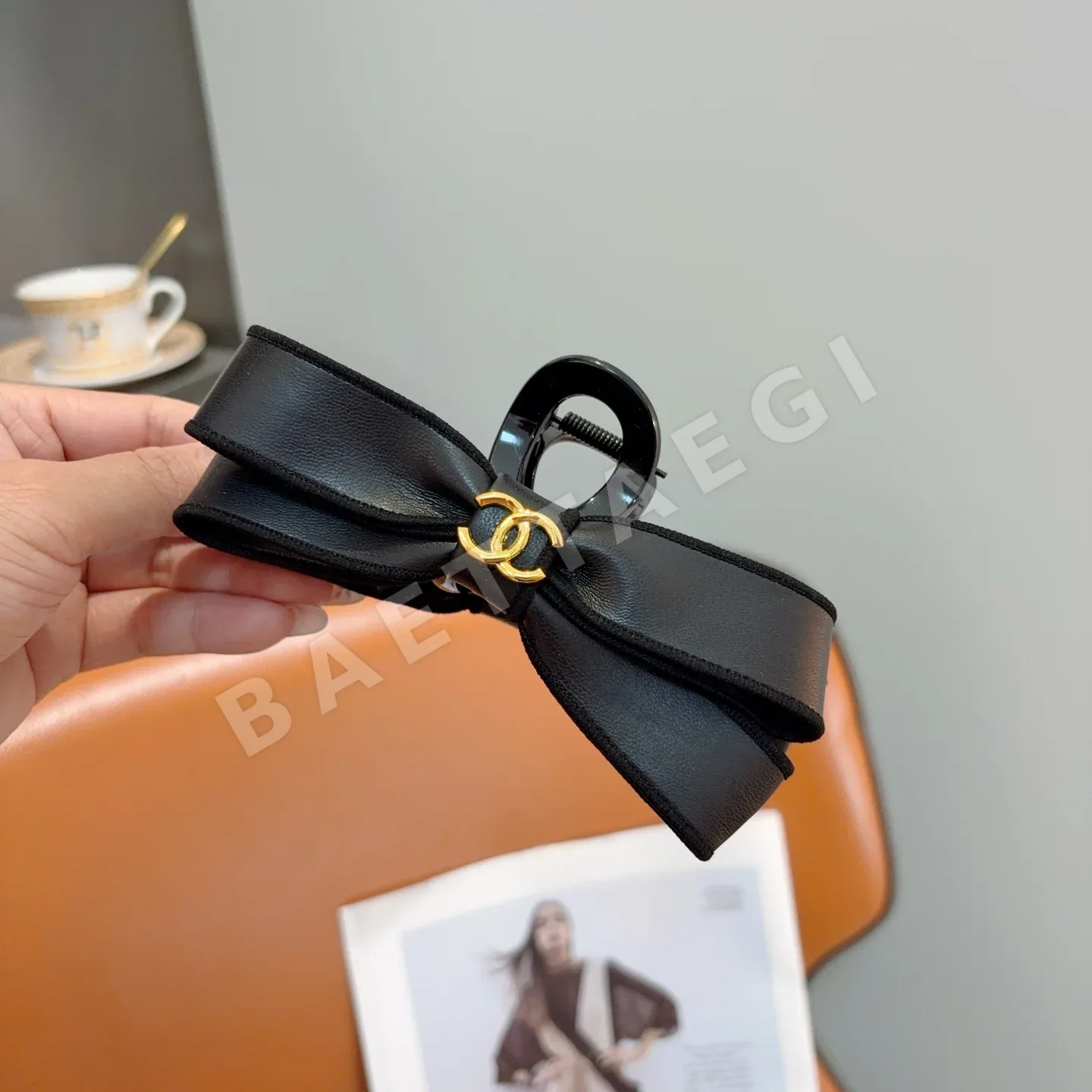 샤넬 램스킨 크로클립 헤어클립 상세 이미지 3