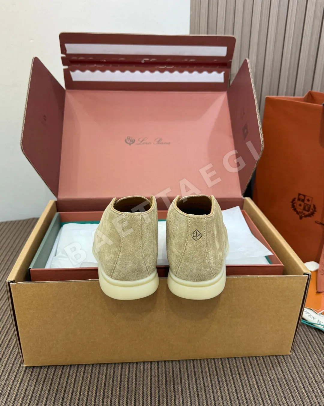 로로피아나 로퍼 크림 화이트 스웨이드 하이탑 디자인 상세 이미지 8