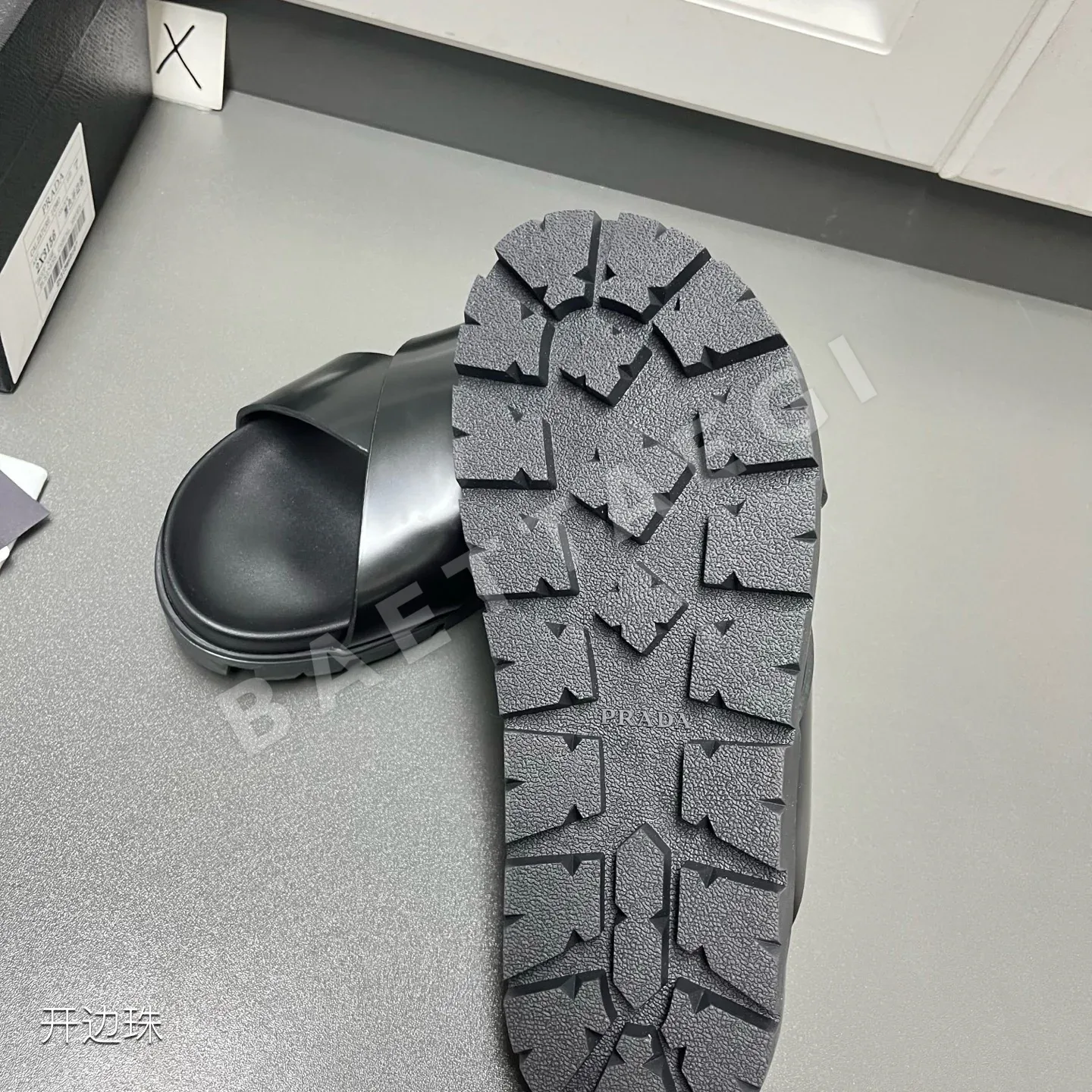 프라다 가죽 비즈 장식 남성 샌들 상세 이미지 9