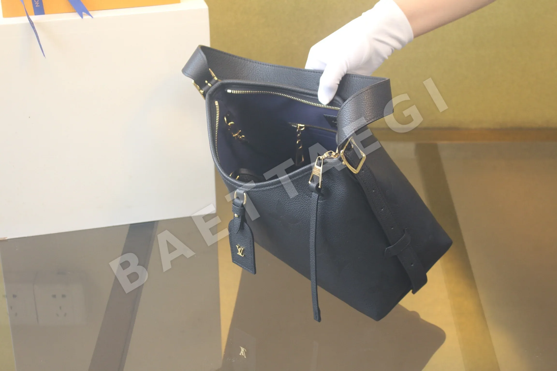 루이비통 모노그램 앙프렝뜨 양각 가죽 가방 M46288 상세 이미지 8