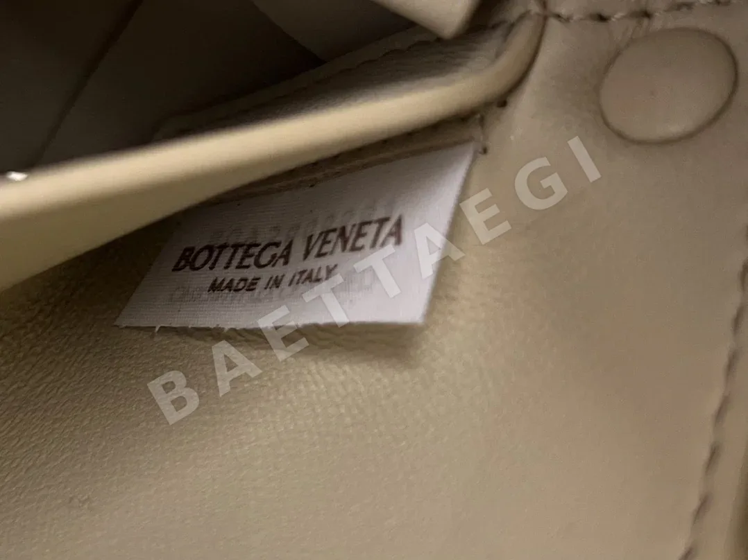 보테가베네타 브릭 카세트 램스킨 언더암 가방 상세 이미지 9