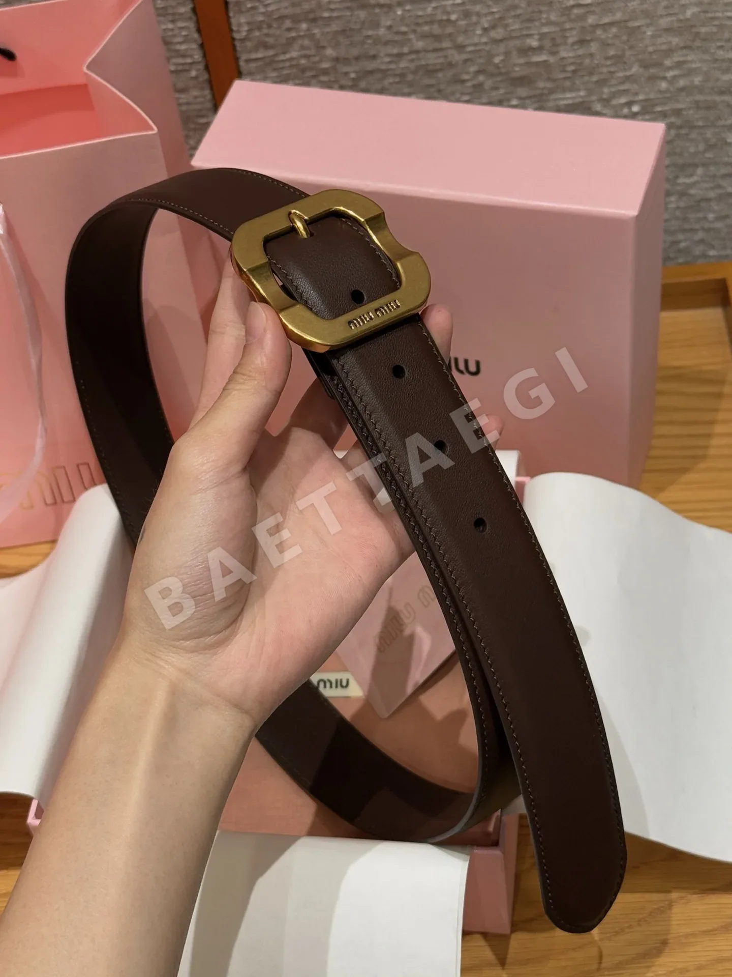 미우미우 각인 메탈 로고 송아지가죽 벨트 상세 이미지 3