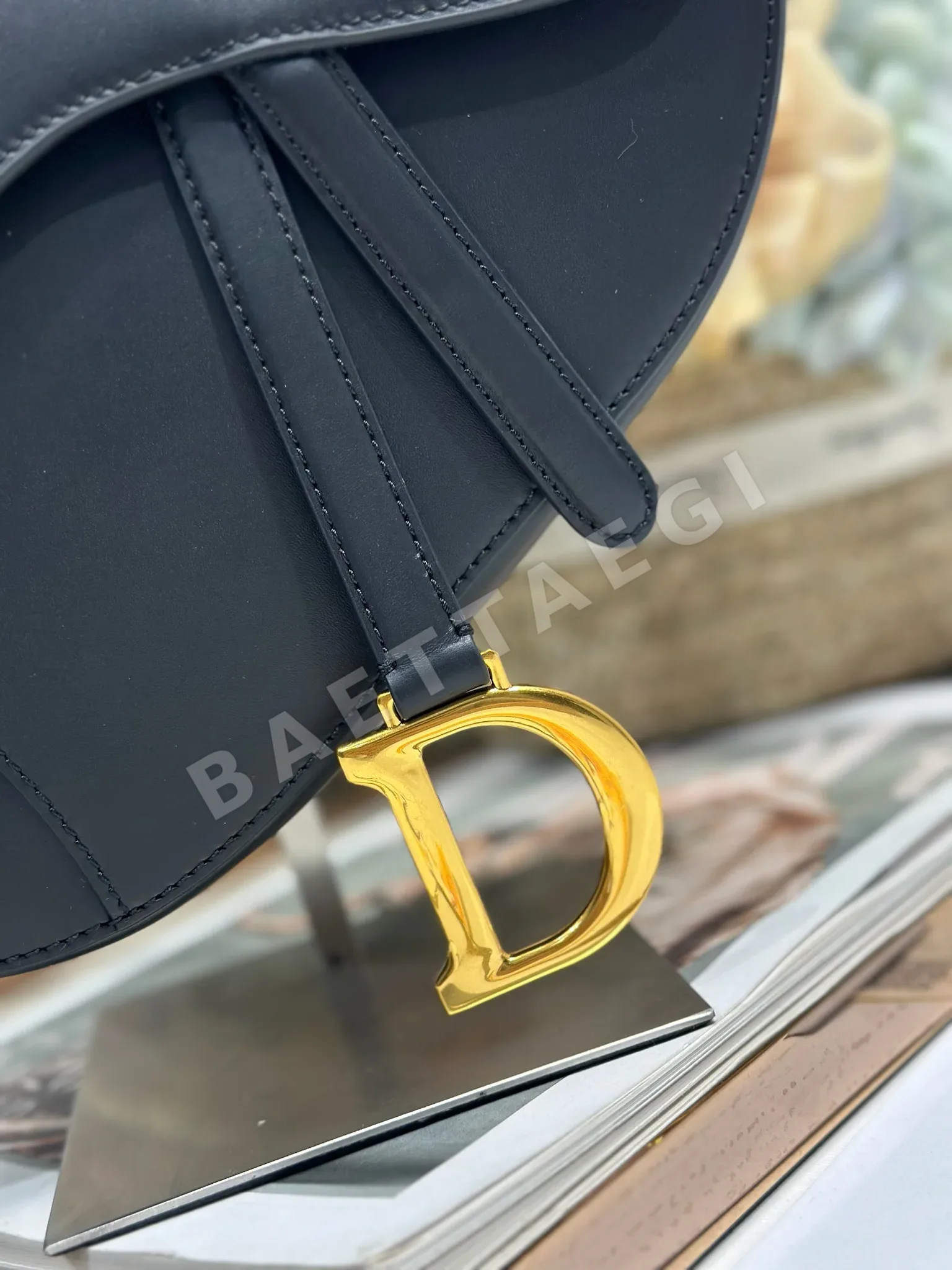 디올 소프트 새들 미디엄 가방 상세 이미지 4
