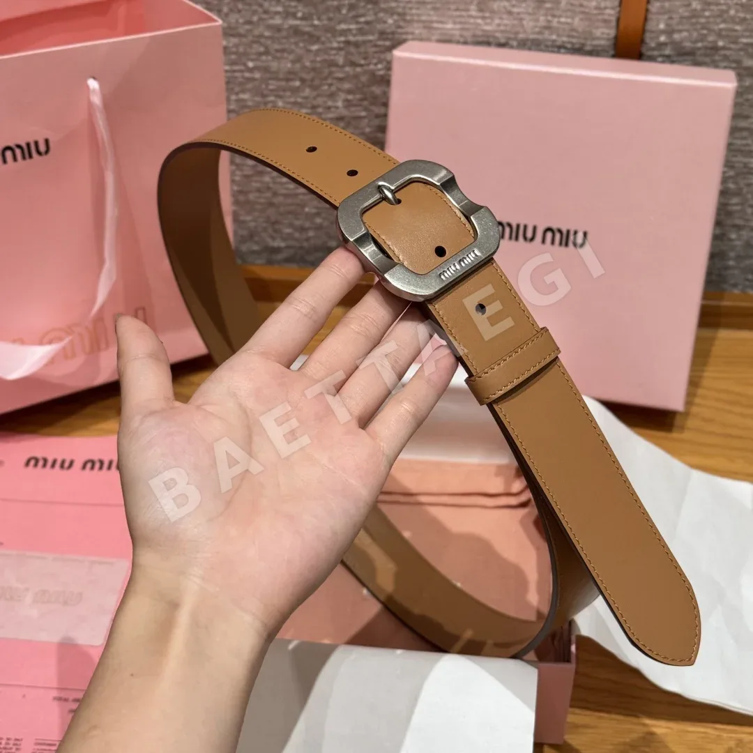 미우미우 각인 메탈 로고 카프스킨 벨트 상세 이미지 5