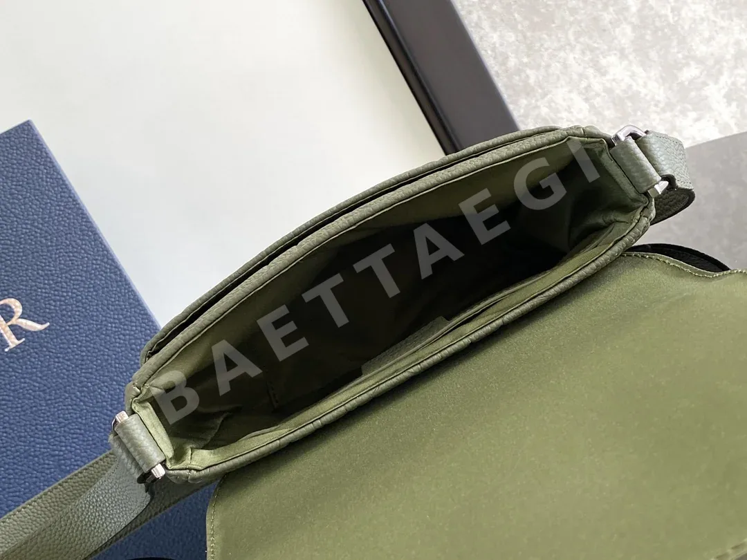 디올 그래비티 엠보싱 가죽 플랩 메신저 가방 상세 이미지 8