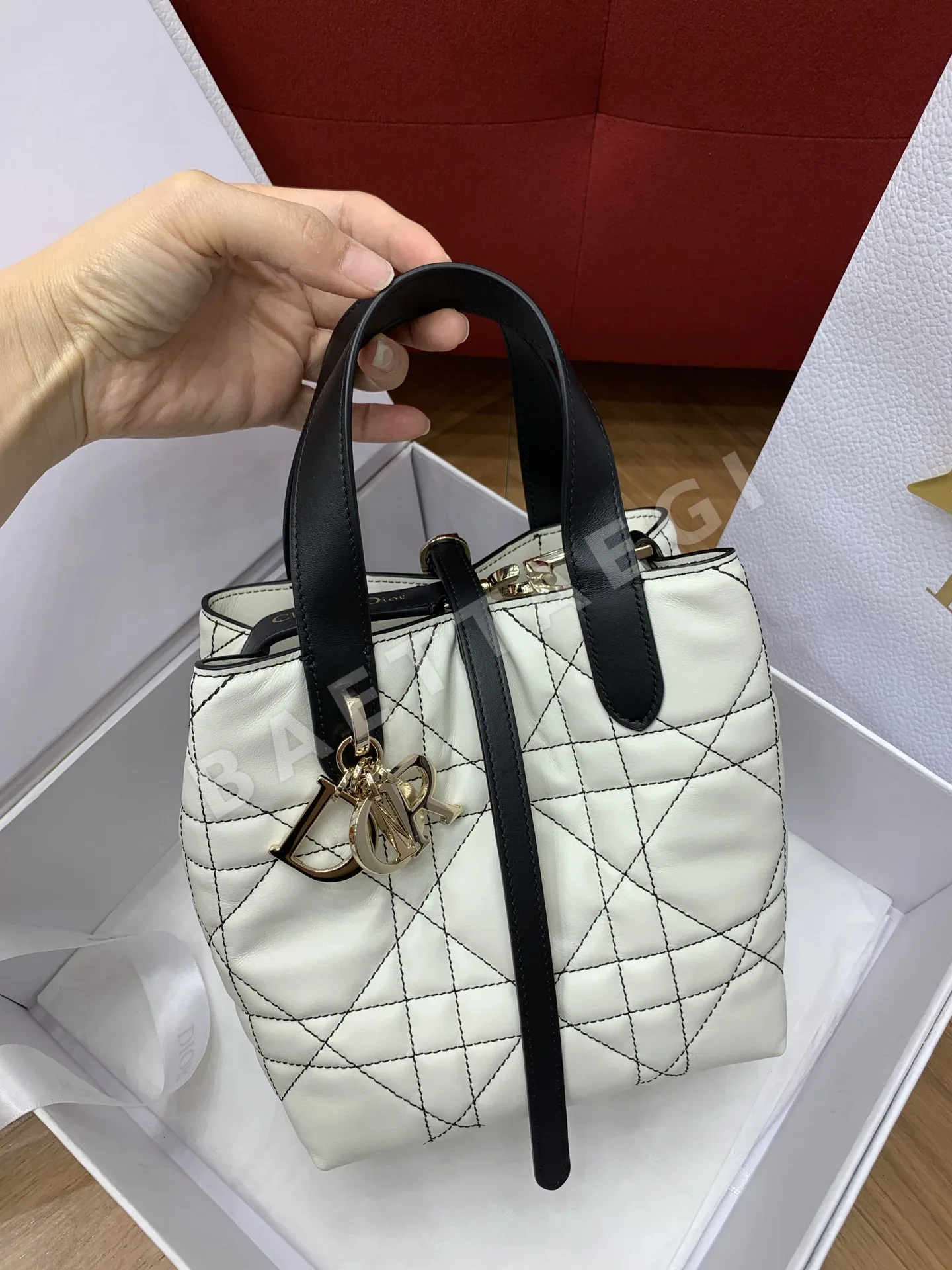 디올 뚜주흐 세로형 소가죽 핸드백 상세 이미지 2