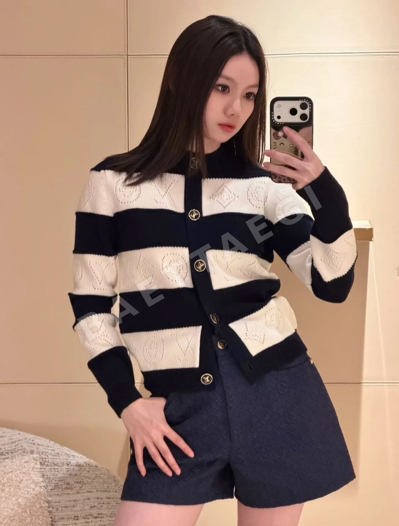 루이비통 모노그램 투각 스트라이프 캐시미어 가디건 137827