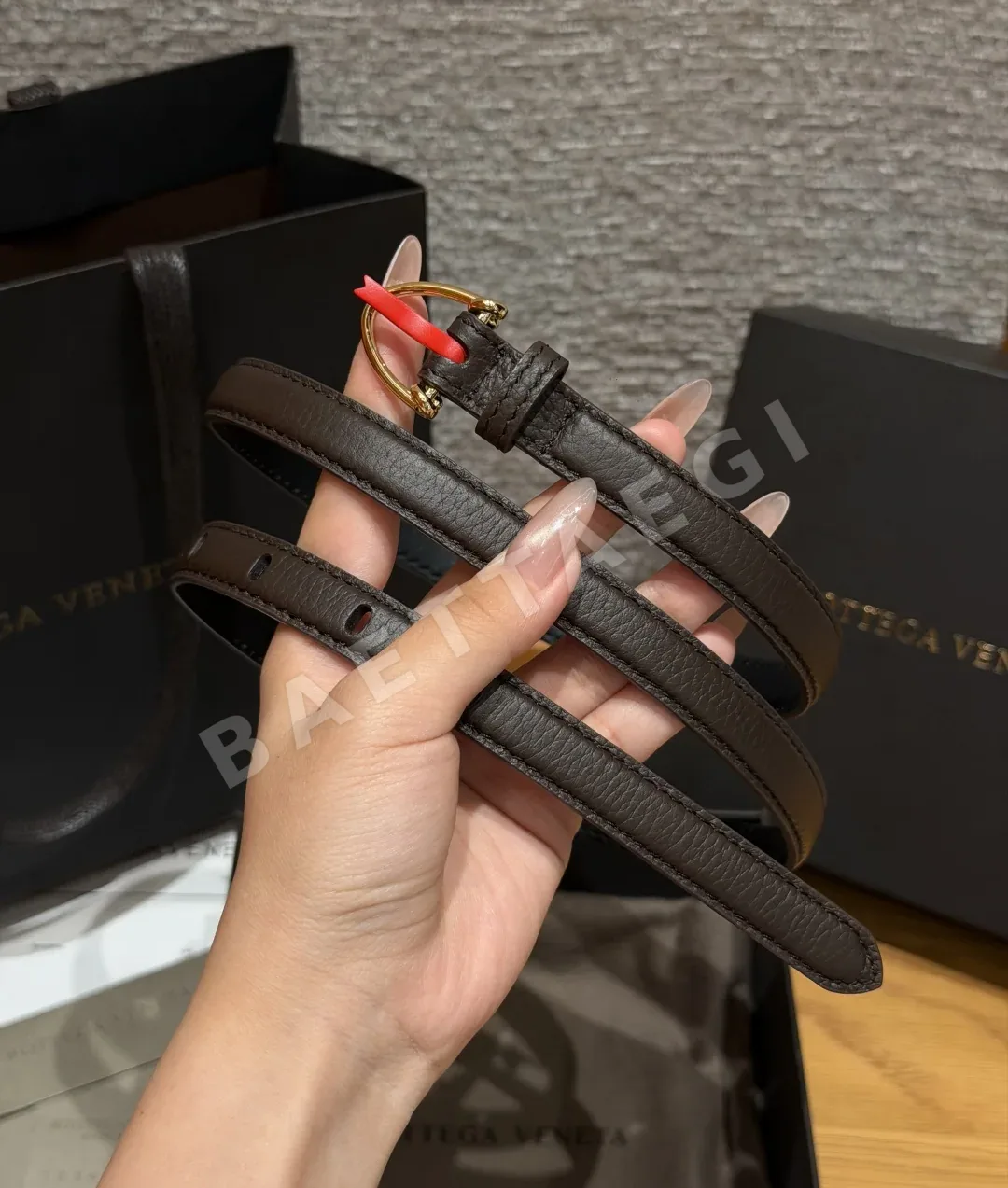 보테가베네타 호스슈핀 버클 소가죽 슬림 벨트 상세 이미지 2