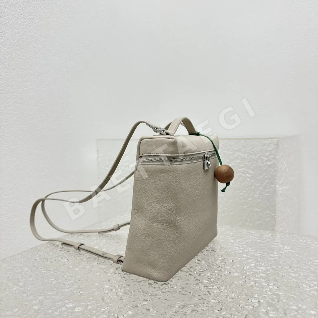 로로피아나 라이트스톤그레이 레더 백팩 상세 이미지 2