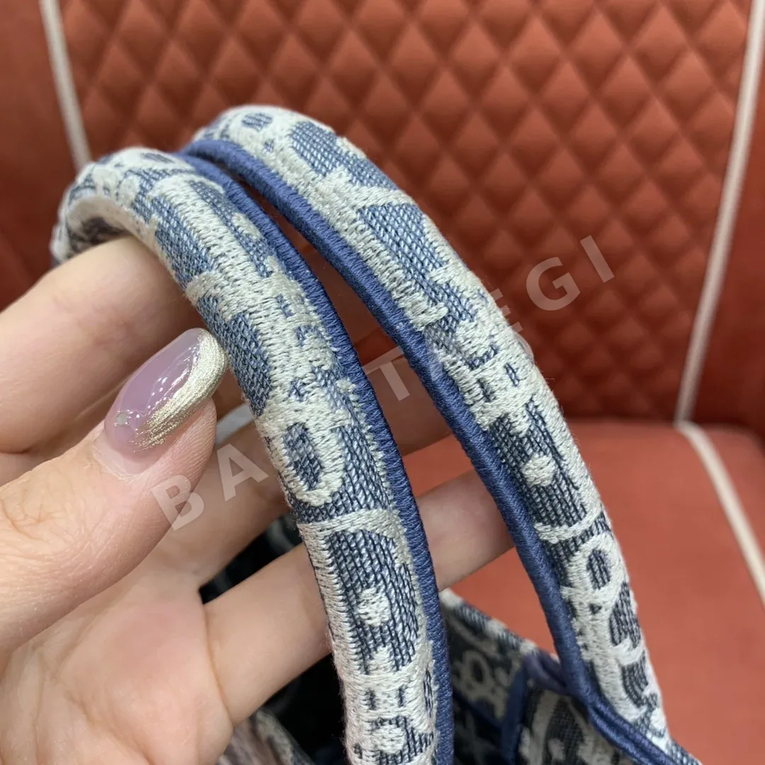 디올 라이트블루 미니 토트백 상세 이미지 6