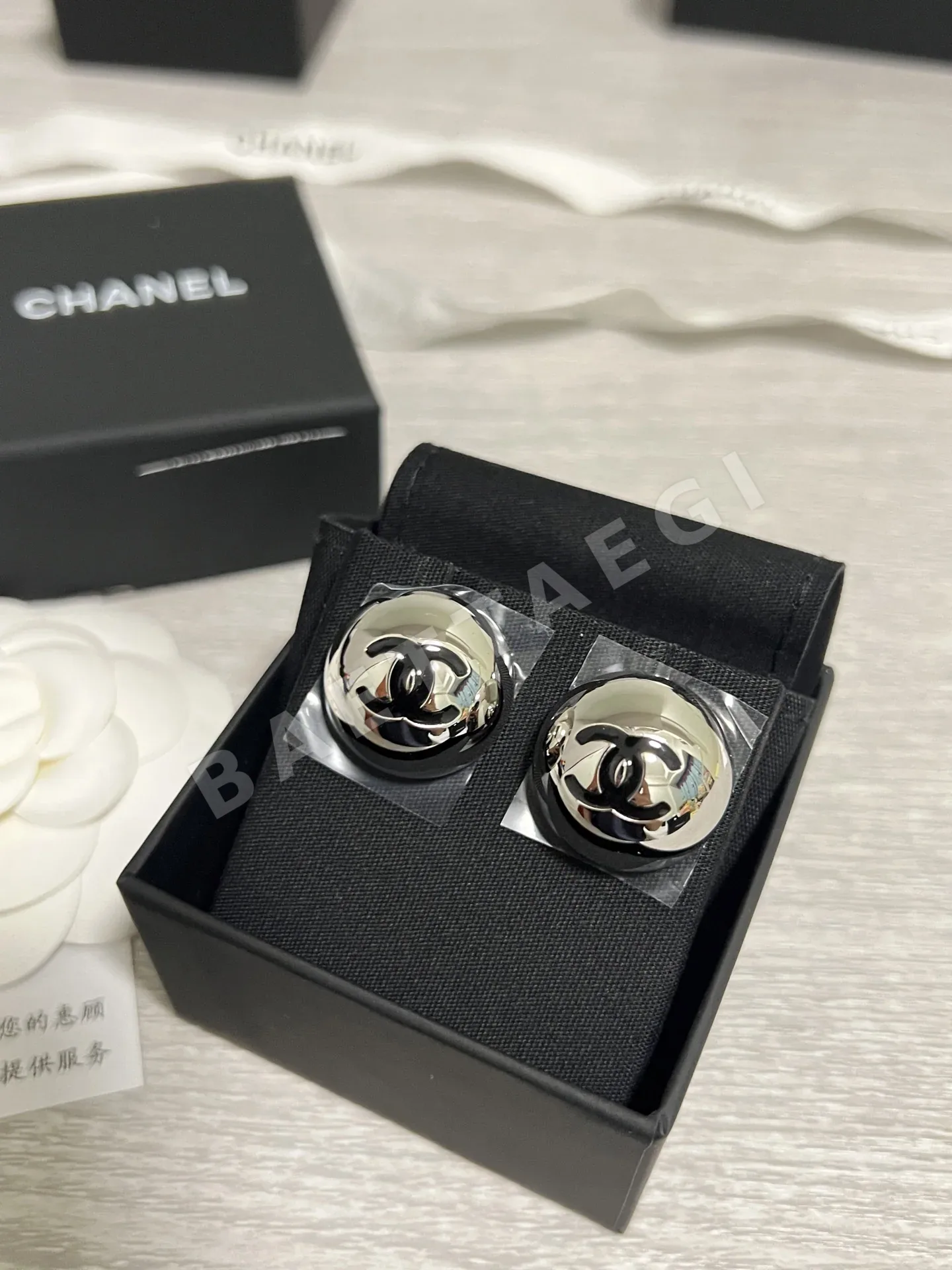 샤넬 실버 반구형 블랙 에나멜 더블 C 귀걸이 상세 이미지 6