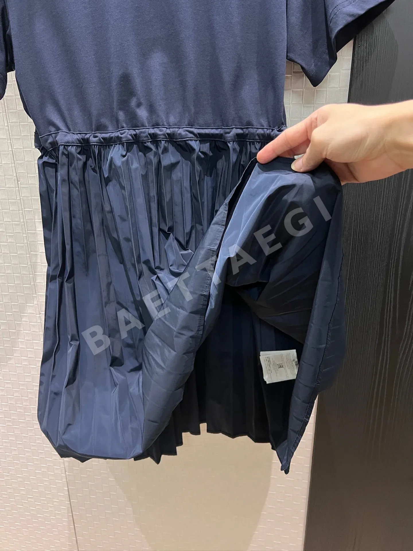 몽클레르 패치워크 드로스트링 허리 반소매 플리츠 원피스 상세 이미지 6