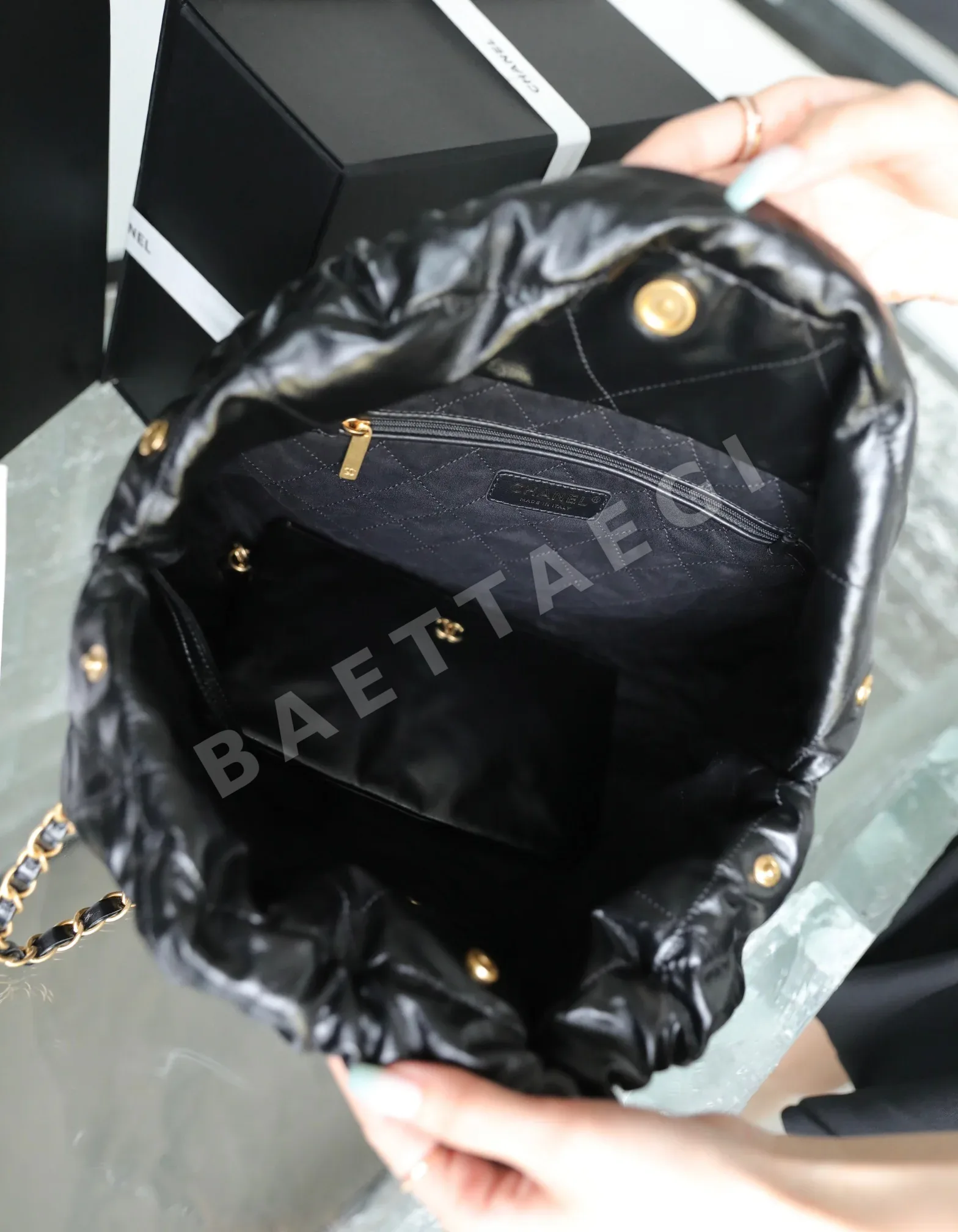 샤넬 LA보이S 오리지널 스킨 블랙 골드 미디엄 가방 상세 이미지 8