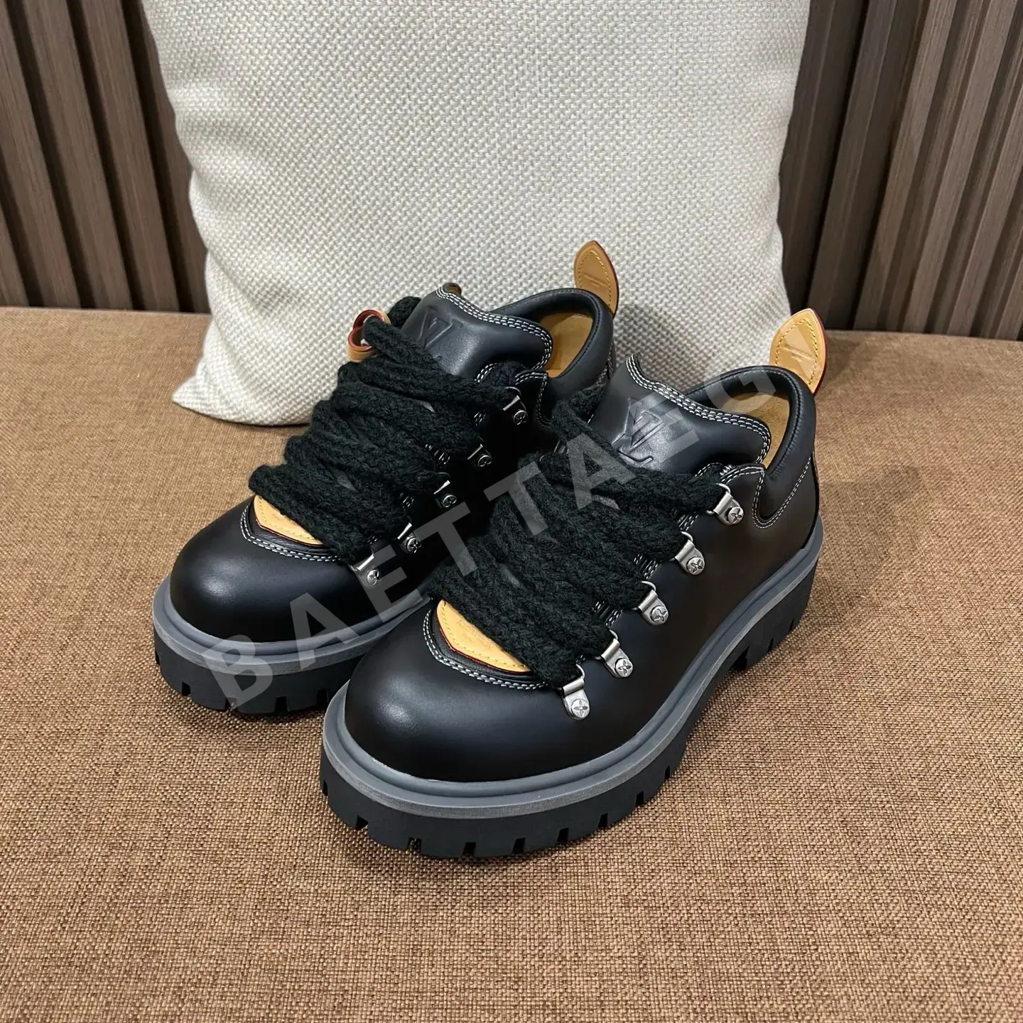 루이비통 스니커즈 가죽 리믹스 디자인 상세 이미지 3