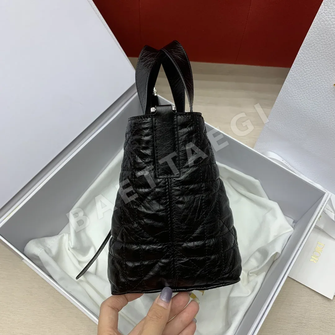 디올 뚜주흐 버티컬 스몰 가죽 가방 상세 이미지 4