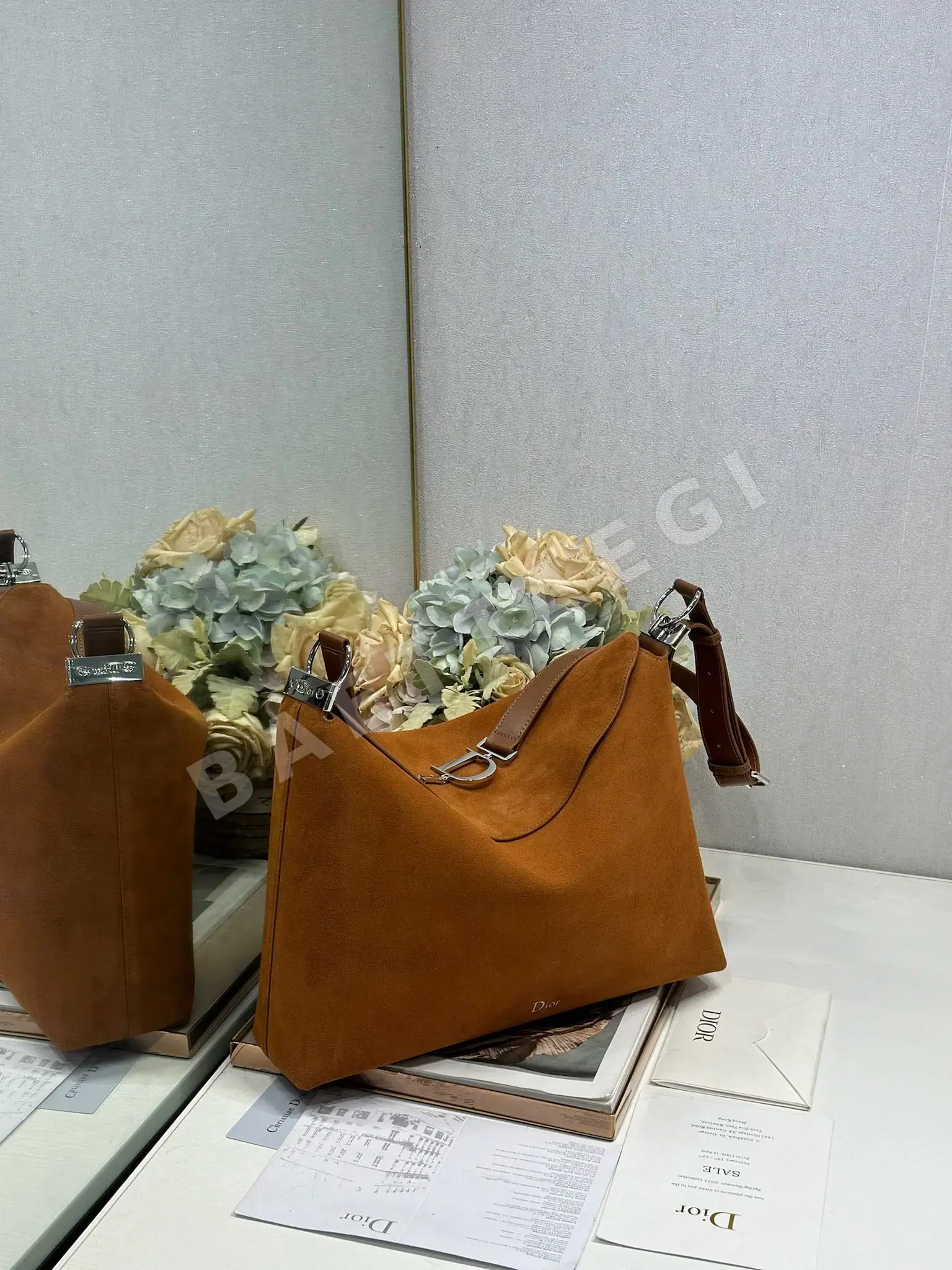 디올 라지 호보 스웨이드 가죽 가방 상세 이미지 2
