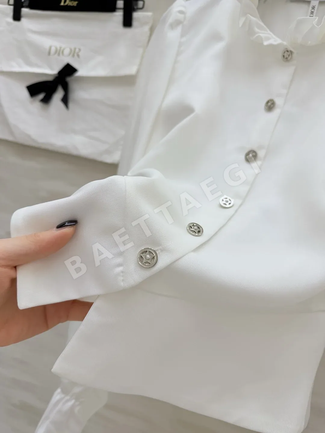디올 프릴 카라 크롭드 여성 셔츠 상세 이미지 5