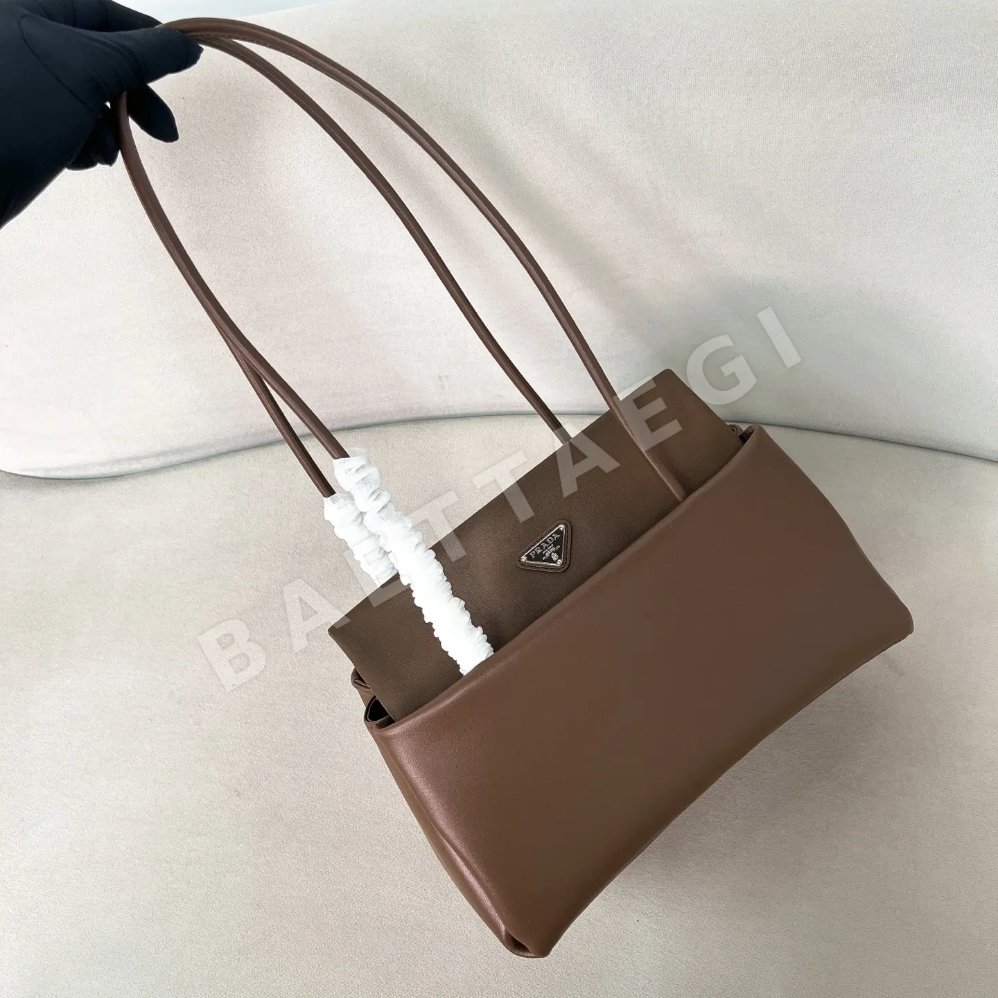 프라다 뉴패시지 미디엄 핸드백 가죽 숄더백 1BA495 상세 이미지 2
