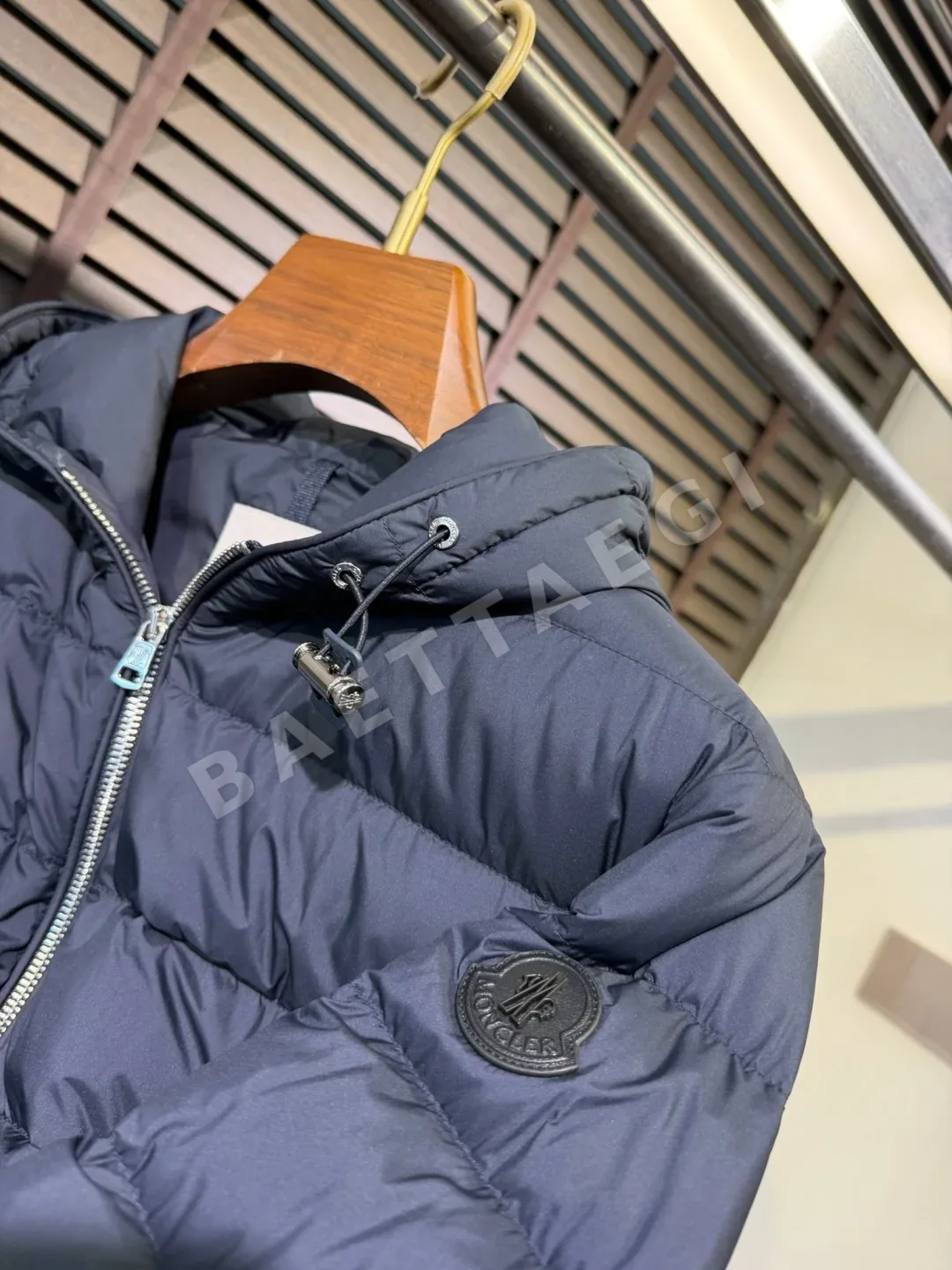 몽클레르(Moncler) 세스트리에 후드 쇼트 다운 재킷 M99805 상세 이미지 6