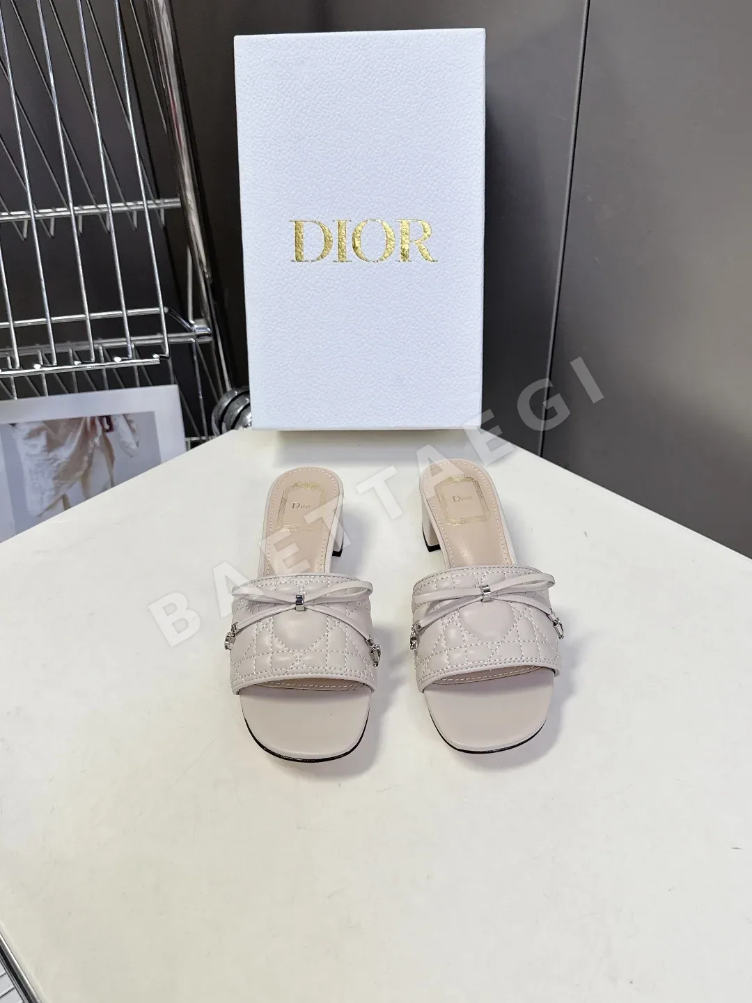 디올 다이아몬드 퀼팅 리본 청키 힐 샌들 98554