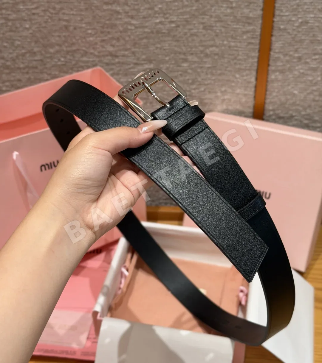 미우미우 컷아웃 로고 버클 가죽 벨트 상세 이미지 3