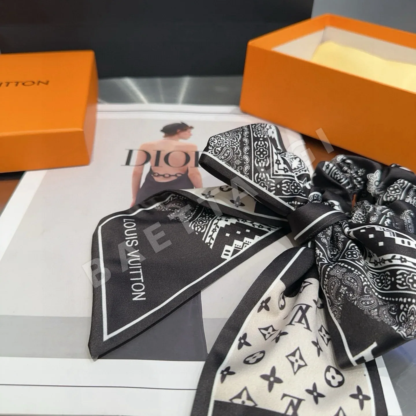 루이비통 LV 로고 헤어 타이 상세 이미지 6