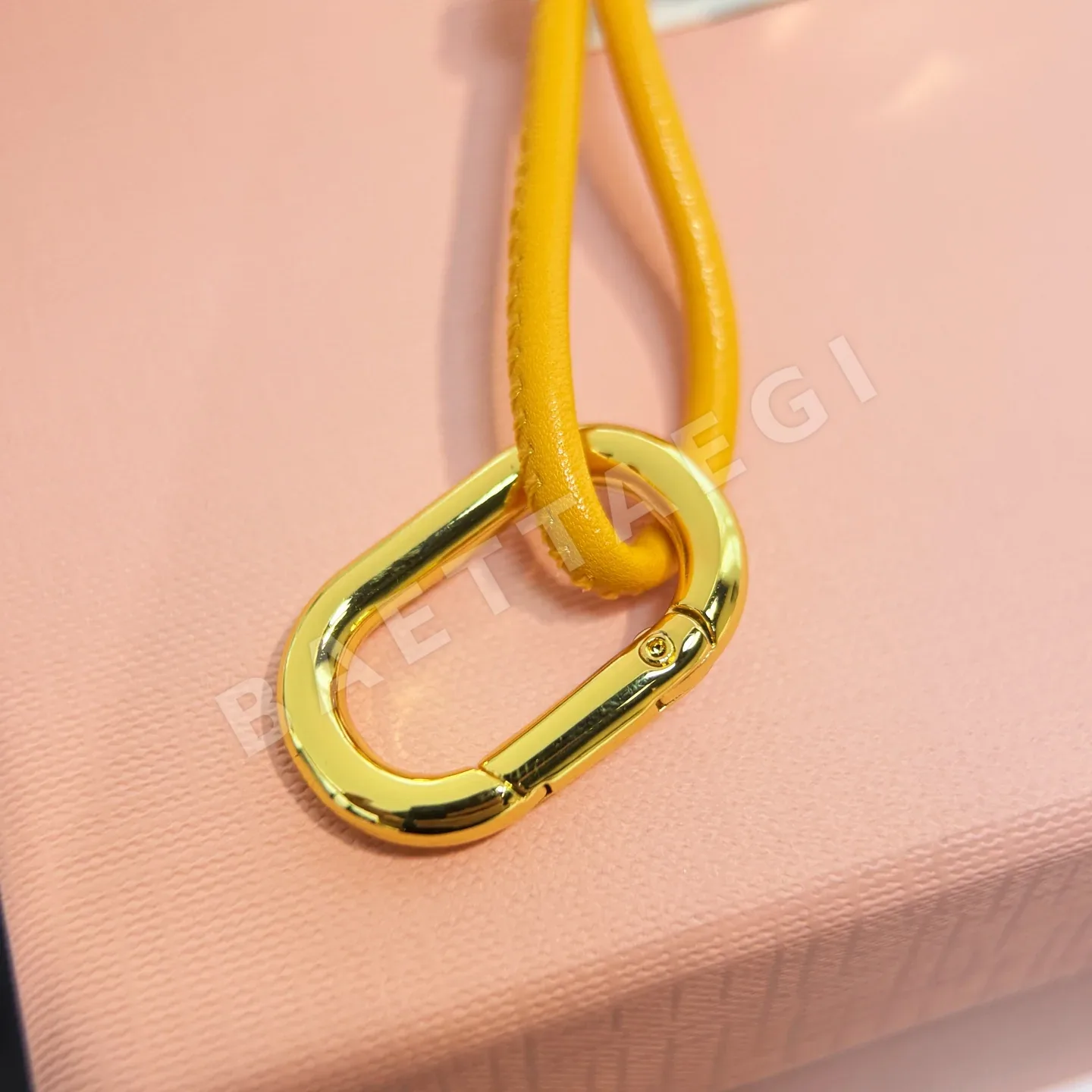 미우미우 미니 태슬 가죽 키링 상세 이미지 7