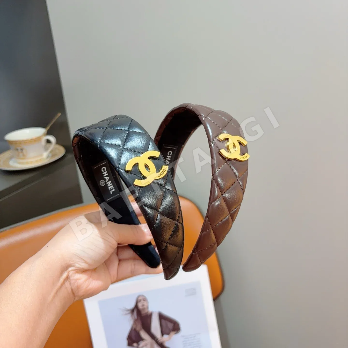 샤넬 가죽 레터 헤드 밴드 183217