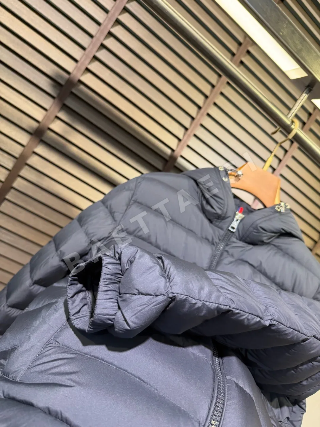 몽클레르 베르메일 후드 쇼트 다운 자켓 M3552 상세 이미지 7