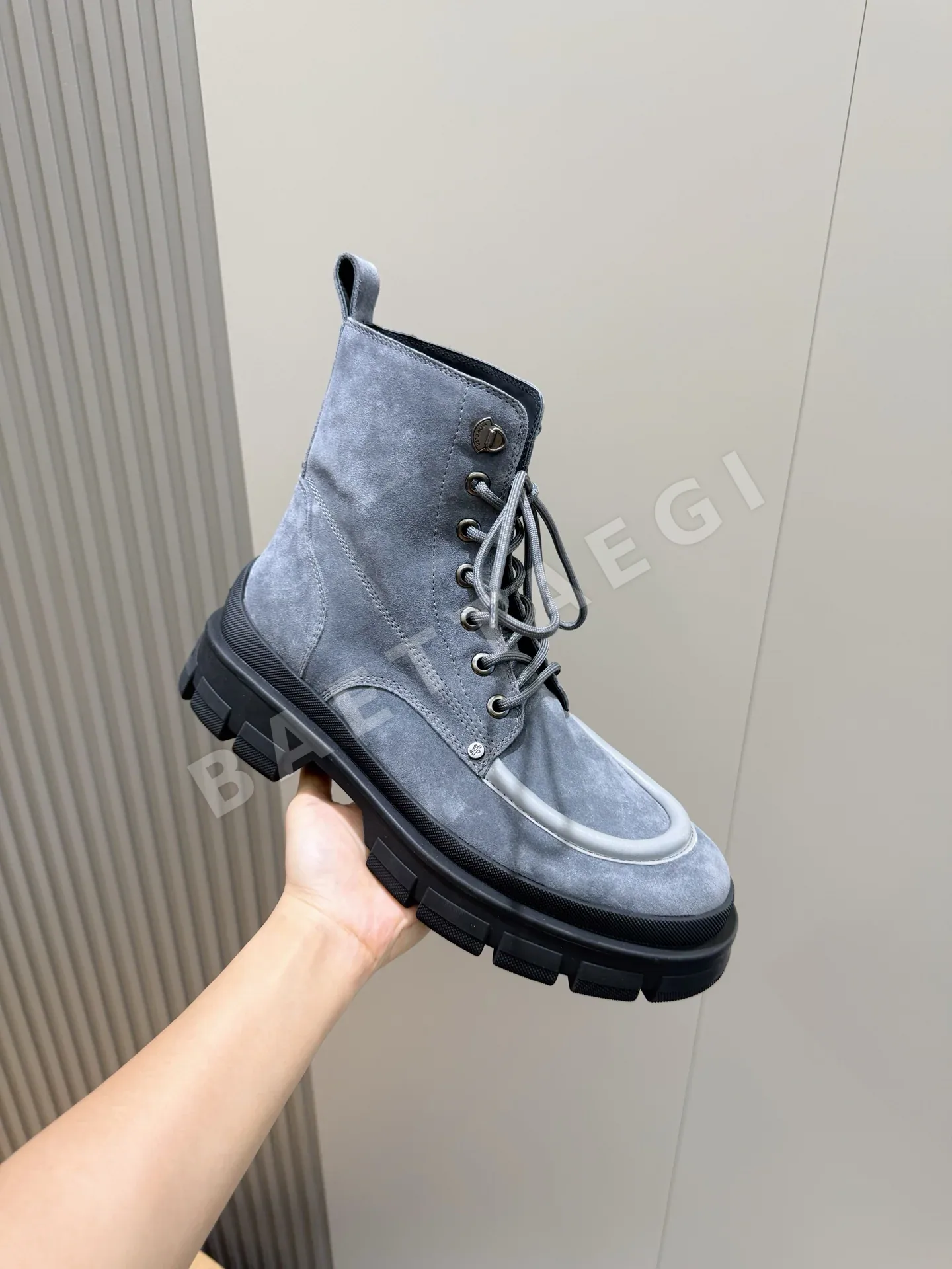 몽클레르 부츠 남성 소가죽 하이컷 디자인 상세 이미지 5