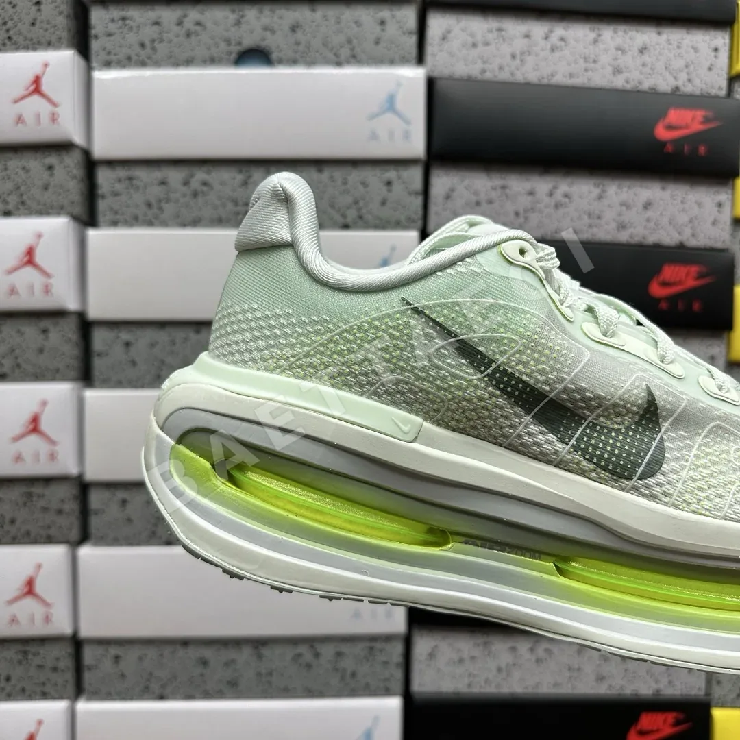 나이키 [M] 보메로 프리미엄 HQ2050-300 201657 Nike Vomero Premium Barely Volt 상세 이미지 10