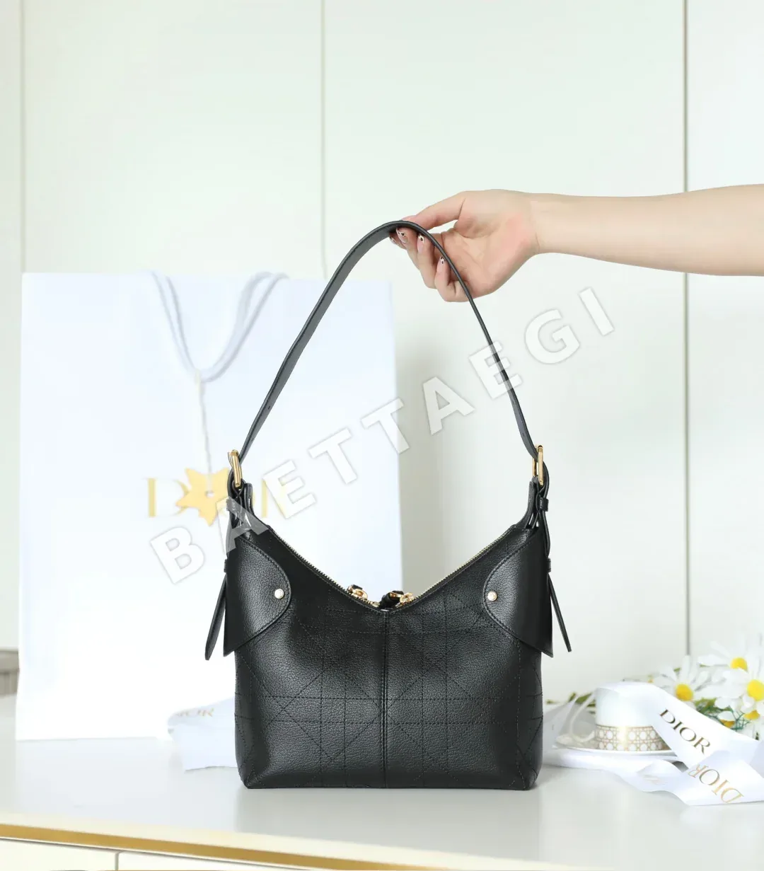 디올 보야지 그레인 카우하이드 스몰 가방 상세 이미지 6