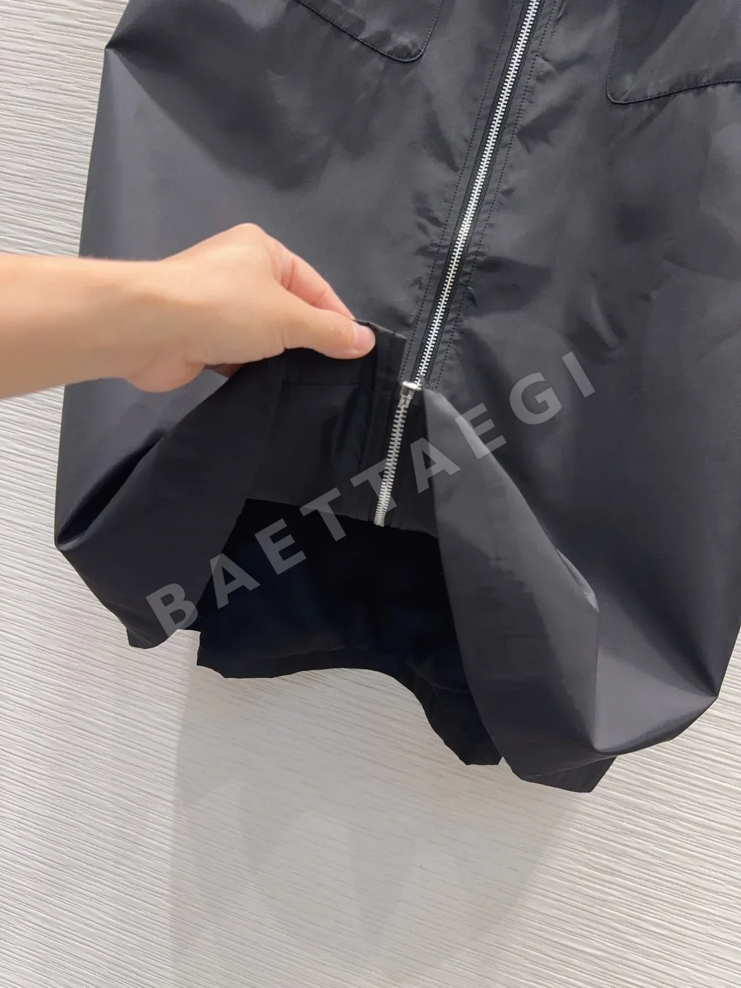프라다 고무 허리 밴드 여성 롱 트렌치코트 상세 이미지 8
