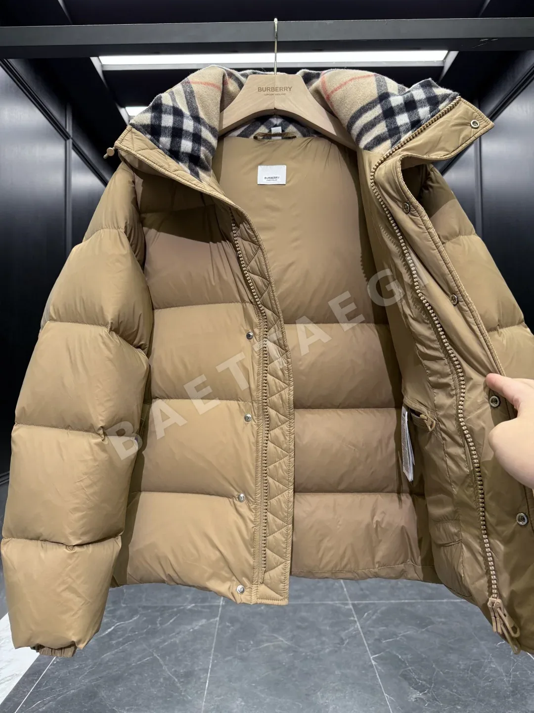 버버리 클래식 울 체크 카라 구스다운 남성 패딩 상세 이미지 8